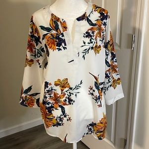 Van Heusen Floral Blouse Women’s Size M Multicolor.